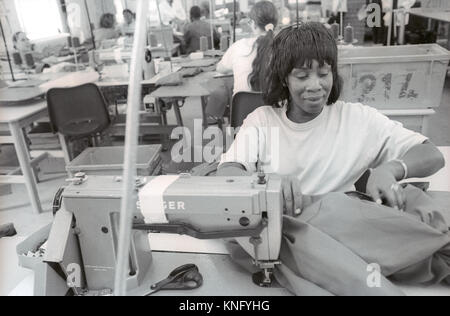 Weiblichen Gefängnisinsassen arbeiten im Gefängnis Workshop, HMP Winchester, Winchester, Hampshire, Vereinigtes Königreich. 10. Mai 2001. Stockfoto