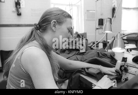 Weiblichen Gefängnisinsassen arbeiten im Gefängnis Workshop, HMP Winchester, Winchester, Hampshire, Vereinigtes Königreich. 10. Mai 2001. Stockfoto