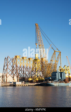 Sarens riesen Kran hebt Offshore Wind Turbine Unterstützung bei Smulders Hadrian Hof auf der Tyne, Wallsend, North East England, Großbritannien Stockfoto