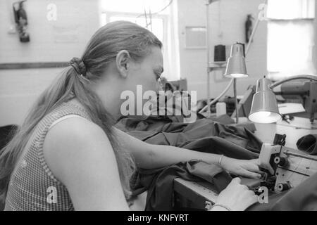 Weiblichen Gefängnisinsassen arbeiten im Gefängnis Workshop, HMP Winchester, Winchester, Hampshire, Vereinigtes Königreich. 10. Mai 2001. Stockfoto