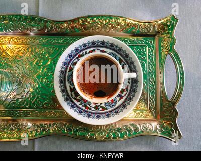 Türkischer Kaffee in einem typischen bemalte Keramik Schale Stockfoto