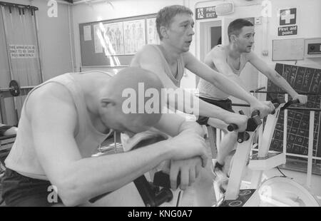 Männlichen Häftlingen im Gefängnis Fitnessraum, HMP Winchester, Winchester, Hampshire, Vereinigtes Königreich. 10. Mai 2001. Stockfoto