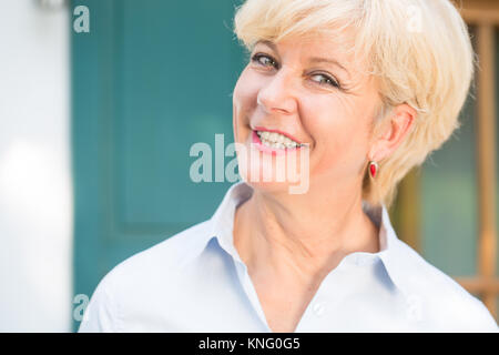 Nahaufnahme Porträt einer fröhlichen älteren Frau mit guter Gesundheit. Stockfoto