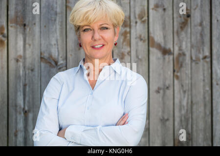 Porträt einer zuversichtlich Senior Frau an der Kamera auf der Suche gegen eine Stockfoto