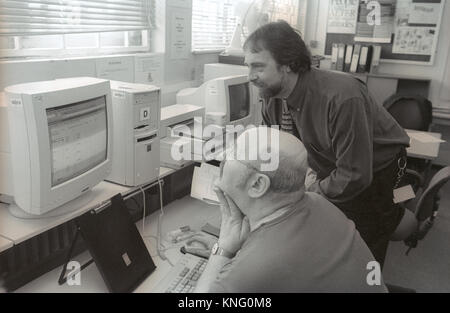 Männlichen Gefängnisinsassen (sitzend) durch Tutor lernen Computerkenntnisse in Bildung Zimmer im HMP Winchester Gefängnis, Winchester, Hampshire, Vereinigtes Königreich. 10. Mai 2001. Stockfoto