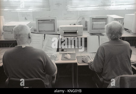 Männlichen Gefängnisinsassen lernen Computerkenntnisse in Bildung Zimmer im HMP Winchester Gefängnis, Winchester, Hampshire, Vereinigtes Königreich. 10. Mai 2001. Stockfoto