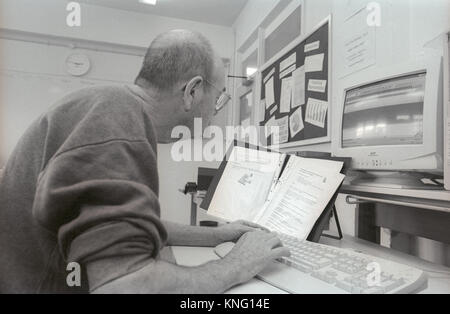 Männlichen Gefängnisinsassen lernen Computerkenntnisse in Bildung Zimmer im HMP Winchester Gefängnis, Winchester, Hampshire, Vereinigtes Königreich. 10. Mai 2001. Stockfoto