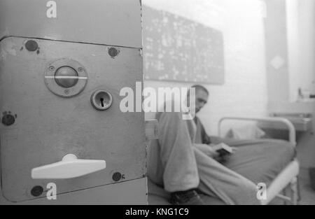 Männlichen Gefangenen in seiner Zelle, HMP Winchester, Winchester, Hampshire, Vereinigtes Königreich. 10. Mai 2001. Stockfoto