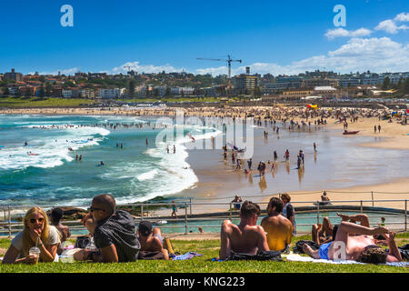 Eine überfüllte Bondi Beach an einem Sommertag. Sydney, New South Wales. Australien Stockfoto