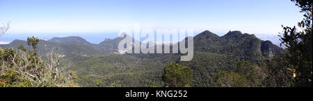 Panoramablick auf Gavea Stone auf Pico da Tijuca Stockfoto