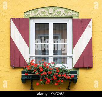 Fensterläden im Österreichischen roten und weißen, Radstadt, Österreich, Europa Stockfoto