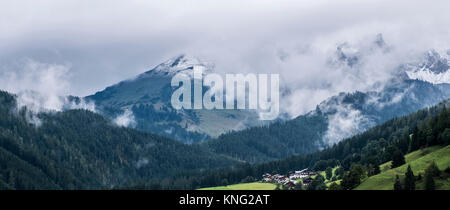 Die Bischofsmutze (Bischofsmütze) Berg in Wolke mit einer frischen Schneedecke. In der Nähe von Filzmoos, Österreich, Europa Stockfoto