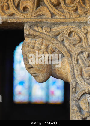 DETAIL DER STEINBILDHAUEREI RUND UM DIE PRIOREN TÜR EINGANG, MIT GLASFENSTER IM HINTERGRUND, Ely Cathedral, Ely, Cambridgeshire Stockfoto