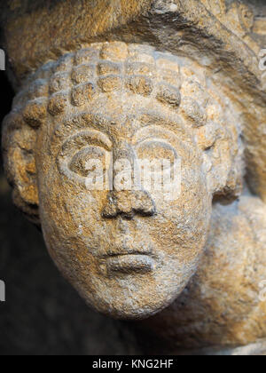 DETAIL DER STEINBILDHAUEREI RUND UM DIE PRIOREN TÜR EINGANG, Ely Cathedral, Ely, Cambridgeshire Stockfoto