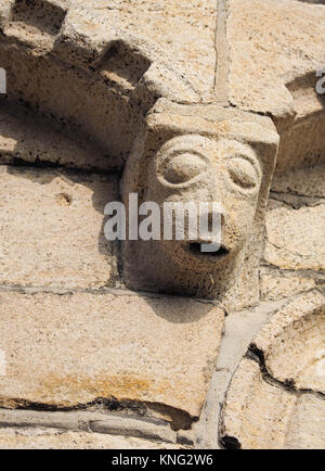 BILD VON ERHÖHTEN STEINELEMENTEN VON AUSSEN, WÄHREND SIE AUF DEM NORDQUER-FUSSWEG ZUM EINGANG DER LATERNE, ELY CATHEDRAL, ELY, CAMBRIDGESHIRE SIND Stockfoto