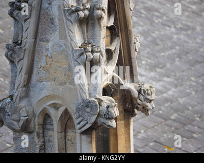 BILD VON ERHÖHTEN STEINELEMENTEN VON AUSSEN, WÄHREND SIE AUF DEM NORDQUER-FUSSWEG ZUM EINGANG DER LATERNE, ELY CATHEDRAL, ELY, CAMBRIDGESHIRE SIND Stockfoto