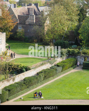 ERHÖHTE ABBILDUNG DES GARTENS VOM DACH DES NORDQUER WÄHREND DES FUSSWEGS ZUM LATERNENEINGANG, ELY CATHEDRAL, Stockfoto