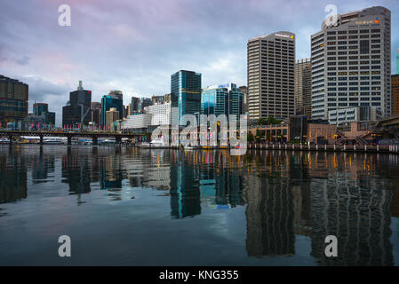 Cockle Bay, Darling Harbour in der Abenddämmerung. Sydney, NSW, Australien. Stockfoto