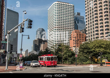 Boston, MA USA 04.09.2017 Skyline im Sommer Tag, Panoramaaussicht auf Gebäuden in der Innenstadt und Straße Straße mit Verkehr am Wasser Seite Stockfoto