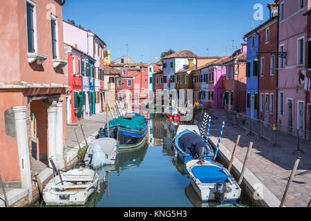 Die bunten Gebäude, Kanäle und Boote im venezianischen Dorf Burano, Venedig, Italien, Europa. Stockfoto