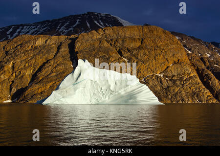 Eisberg im Abendlicht, Fohnfjord, Scoresby-sund, Grönland, Sommer 2017 Stockfoto