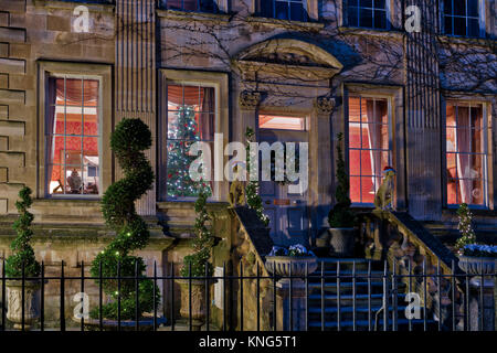 Weihnachtsbaum und Dekorationen in und außerhalb einer Stadt Haus in Chipping Campden, Cotswolds, Gloucestershire, England. HDR Stockfoto