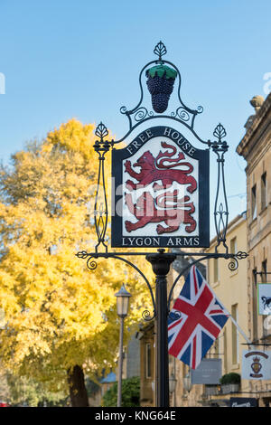 Lygon Arms Hotel sign im Herbst. Chipping Campden, Cotswolds, Gloucestershire, England Stockfoto