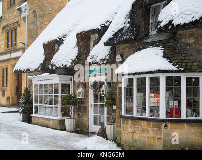 Was auch immer das Wetter Geschenkladen im Schnee in Broadway, Cotswolds, Worcestershire, England Stockfoto