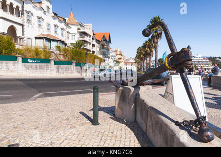 Cascais, Portugal - 14 August, 2017: Alte Anker Denkmal befindet sich an der Küstenstraße von Cascais im Sommer Tag Stockfoto