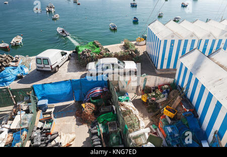 Cascais, Portugal - 14 August, 2017: Der alte Hafen von Cascais entfernt. Kleine Fischerboote gehen auf das Meer im Sommer Tag Stockfoto