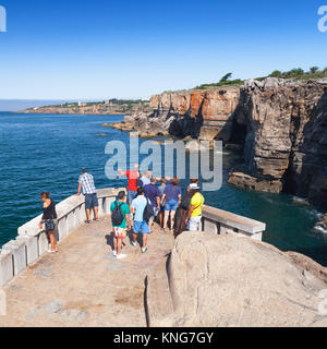 Cascais, Portugal - 14 August, 2017: Touristen beobachten Boca do Inferno von Küsten Aussichtspunkt. Meer Felsen mit der Hölle Mund Kluft Stockfoto