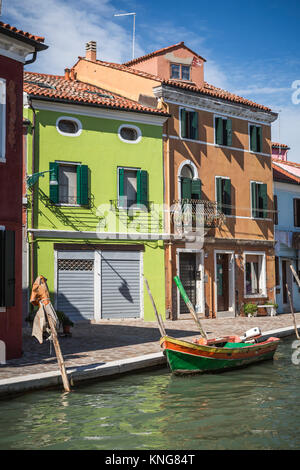 Die bunten Gebäude, Kanäle und Boote im venezianischen Dorf Burano, Venedig, Italien, Europa. Stockfoto