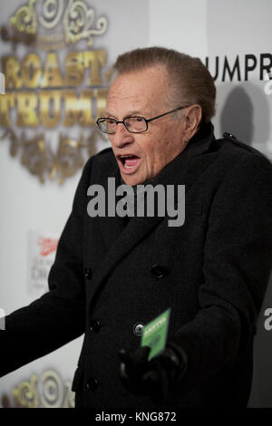 Larry King besucht die Comedy Central Roast von Donald Trump im Hammerstein Ballroom am 9. März 2011 in New York City. Stockfoto