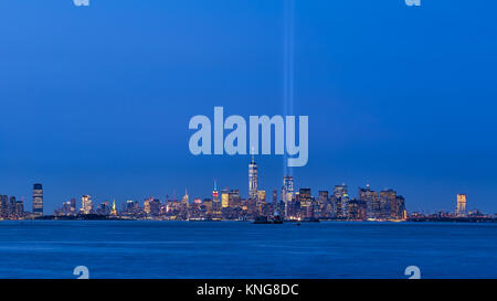 New York Skyline der Stadt mit Wolkenkratzern und zwei Balken der Tribute in Light. Lower Manhattan, Financial District, New York Hafen Stockfoto