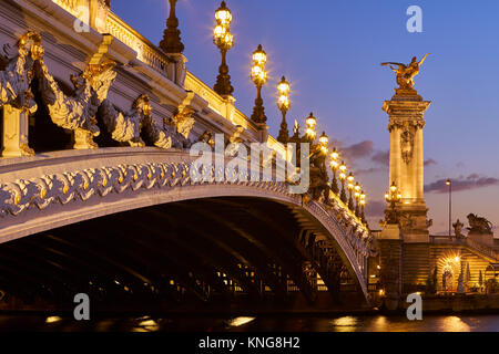 In der Nähe von Pont Alexandre III Brücke und beleuchteten lampe Beiträge bei Sonnenuntergang. 7. Arrondissement, Paris, Frankreich