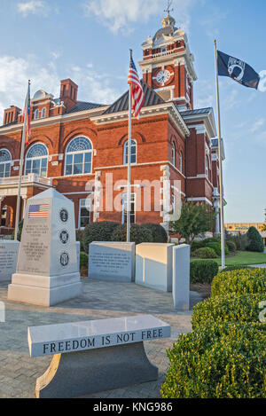 Monroe County Courthouse in Forsyth, Georgia, verfügt über ein Denkmal für lokalen Service Mitglieder, die ihr Leben im Dienst für ihr Land verloren. Stockfoto