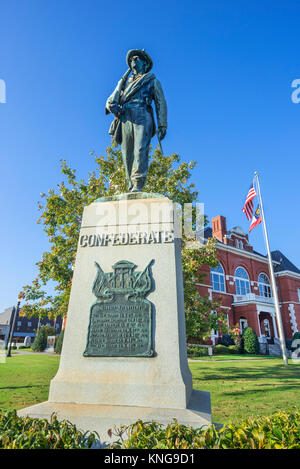 Bürgerkrieg Konföderierte Soldat Statue gewidmet, die Konföderation steht in der Courthouse Square in der Innenstadt von Forsyth, Georgia. Stockfoto