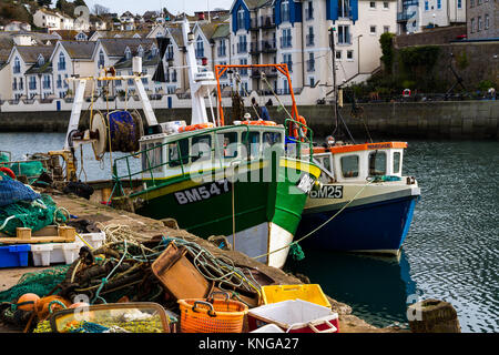 Fischerboote vertäut, Seite an Seite im Hafen von Brixham. Brixham, Torbay, Devon, Großbritannien Stockfoto