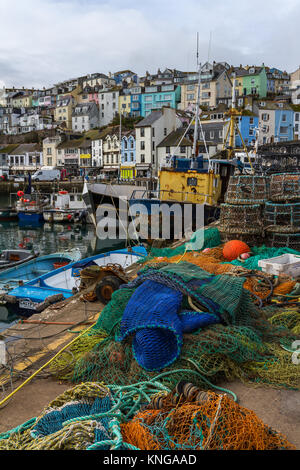 Fischerboot im Hafen von Brixham günstig mit Ausrüstung auf der Hafenseite. Brixham, Torbay, Devon, Großbritannien Stockfoto