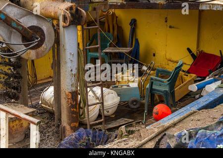 Fischerboot im Hafen von Brixham mooed mit Nachweis der laufenden Reparaturarbeiten, Brixham, Torbay, Devon, Großbritannien Stockfoto