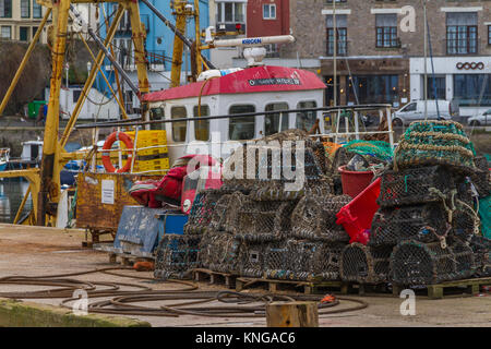 Fischerboot im Hafen von Brixham günstig mit Ausrüstung auf der Hafenseite. Brixham, Torbay, Devon, Großbritannien Stockfoto