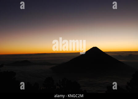 Die Sonne geht hinter dem Vulkan Agua in Guatemala Stockfoto