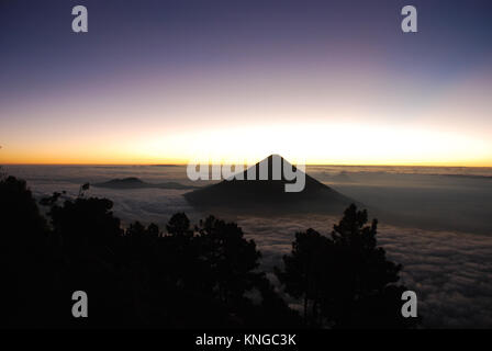 Die Sonne geht hinter dem Vulkan Agua in Guatemala Stockfoto