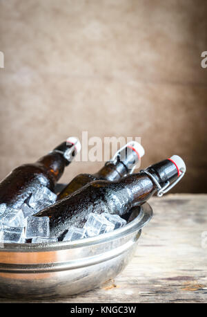 Flaschen Bier in Eiswürfel Stockfoto