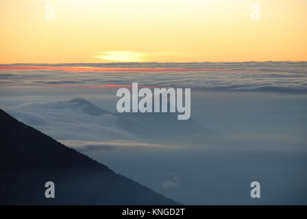 Die Sonne geht hinter dem Vulkan Agua in Guatemala Stockfoto