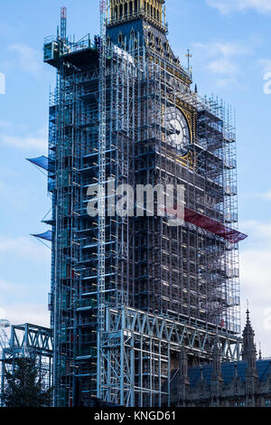 Elizabeth Tower bedeckt von Gerüsten während Erhaltung arbeitet im Palast von Westminster, London, England, Großbritannien Stockfoto