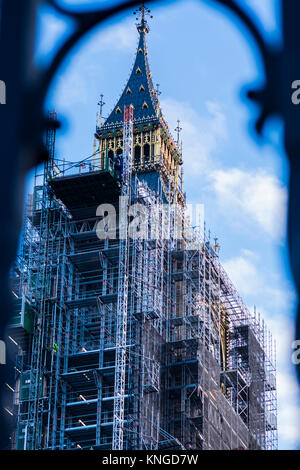 Elizabeth Tower bedeckt von Gerüsten während Erhaltung arbeitet im Palast von Westminster, London, England, Großbritannien Stockfoto