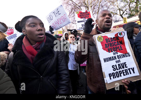 Demonstranten vor der libyschen Botschaft fordern die britische Regierung Libyen, um den Druck der Sklaverei und die unmenschliche Behandlung von Migranten zu beenden. Dez 9 2017 Stockfoto