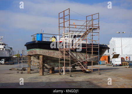 Fischerboot in trockenen shiyard für Wartung Stockfoto