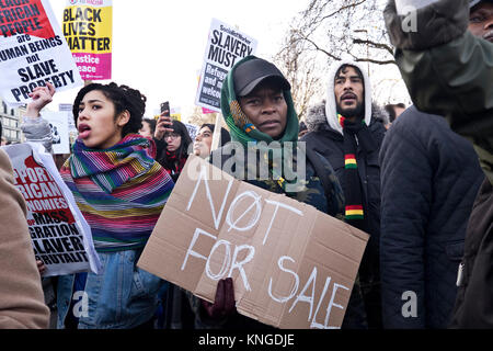 Demonstranten vor der libyschen Botschaft fordern die britische Regierung Libyen, um den Druck der Sklaverei und die unmenschliche Behandlung von Migranten zu beenden. Dez 9 2017 Stockfoto